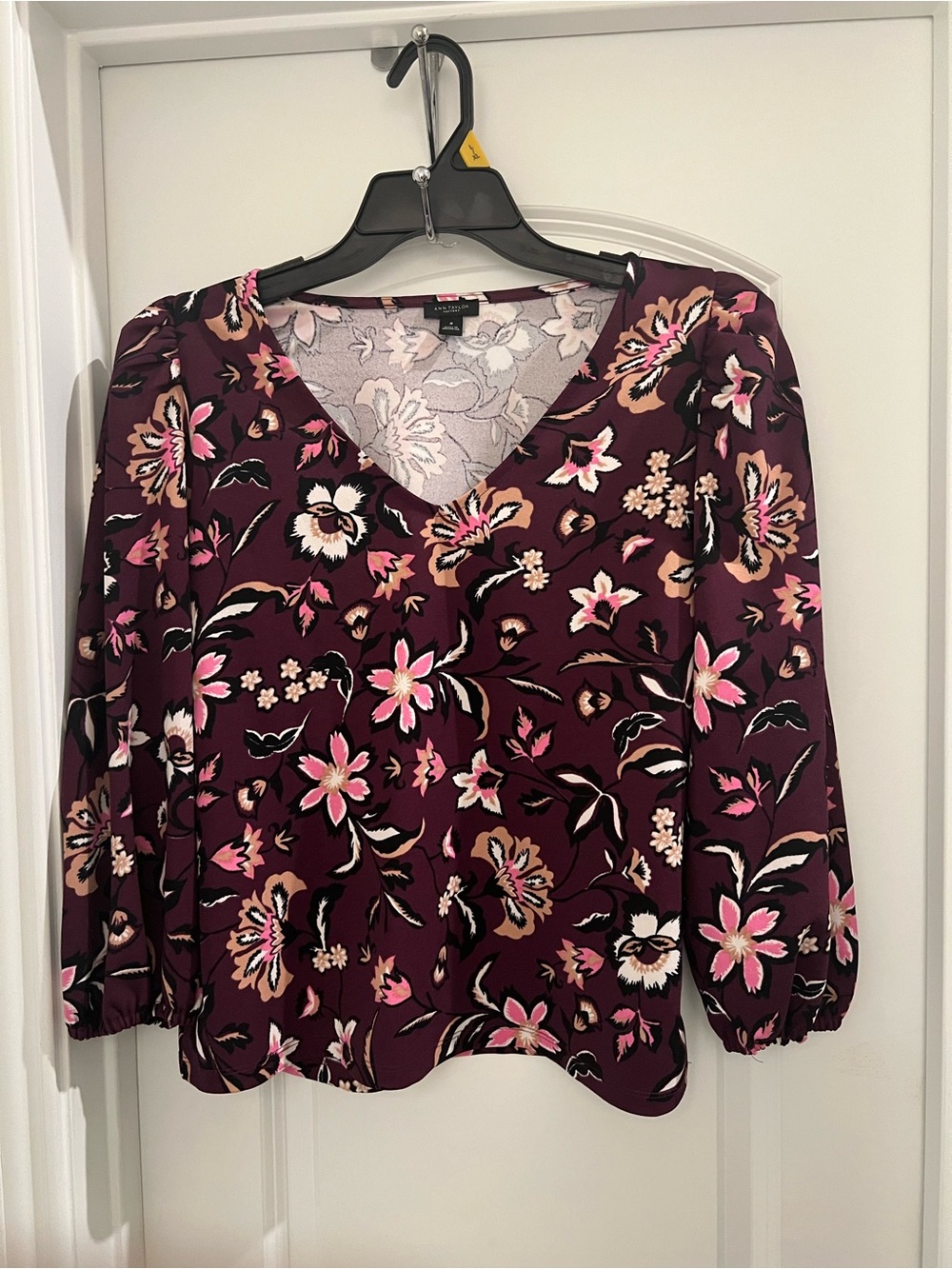 Ann Taylor Factory Women’s Medium Floral V-Neck Blouse Burgundy Pink Long Sleeve